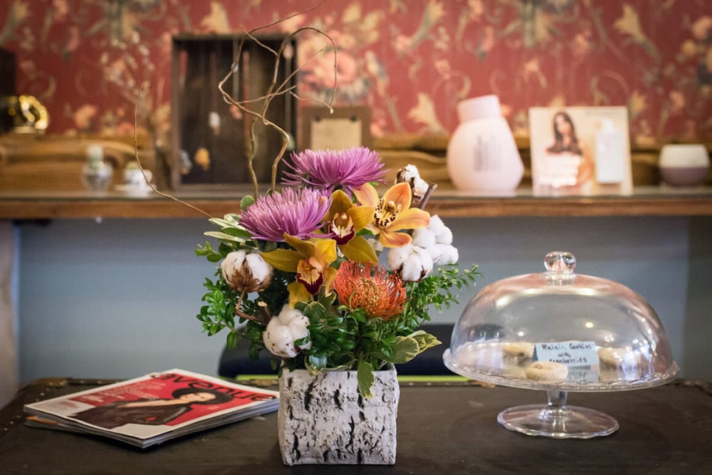 Flower arrangement with glass cake stand